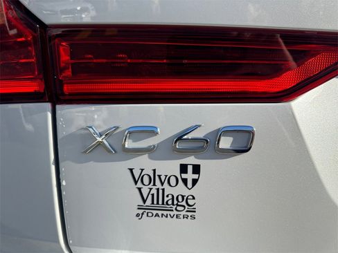 Certified 2025 Volvo XC60 B5 Core image 8