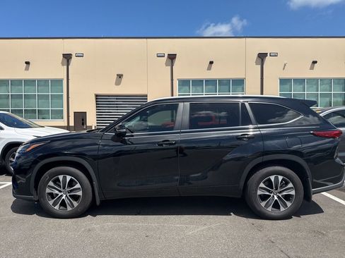 Used 2023 Toyota Highlander XLE FWD image 4