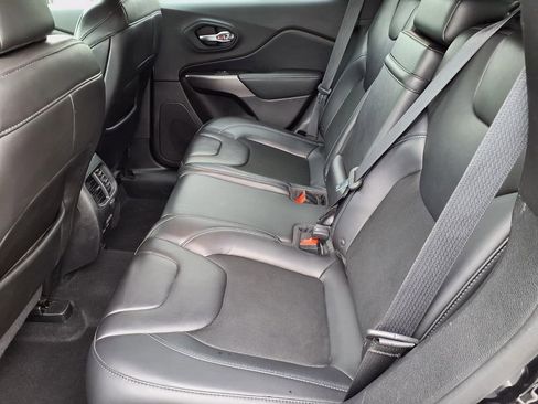 Certified 2019 Jeep Cherokee Latitude Plus AWD/4WD image 18