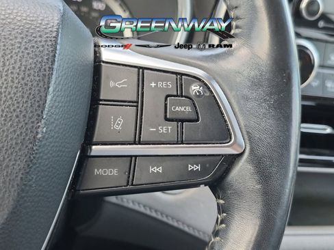 Used 2020 Toyota Highlander XLE FWD image 21