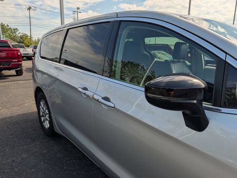 Used 2024 Chrysler Pacifica Touring-L FWD image 8