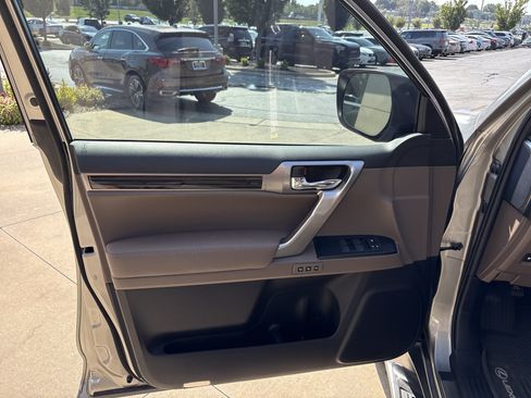Used 2023 Lexus GX 460 Premium w/ Accessory Package AWD/4WD image 14