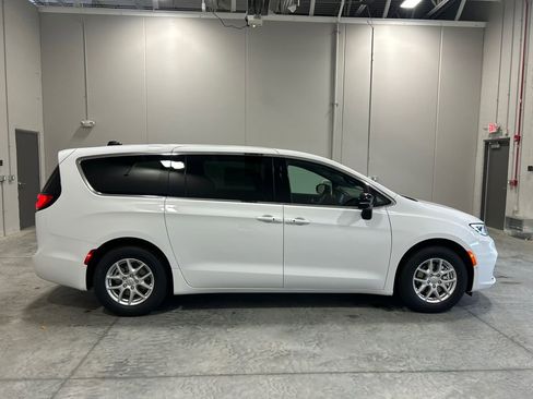New 2026 Chrysler Pacifica Select image 5