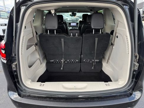 Certified 2023 Chrysler Pacifica Touring-L FWD image 32