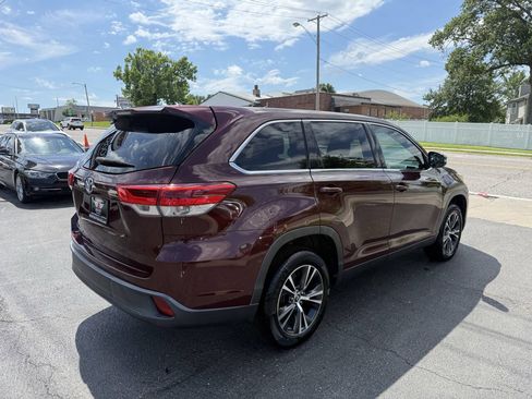 Used 2019 Toyota Highlander LE FWD image 6
