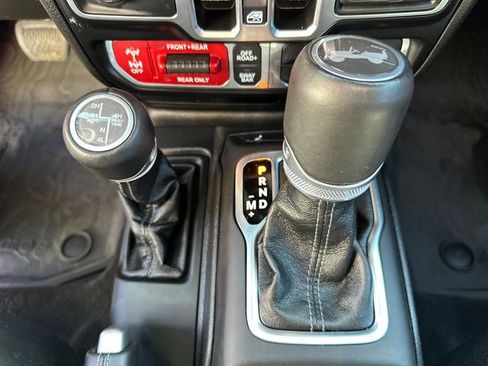 Used 2025 Jeep Wrangler Unlimited Rubicon AWD/4WD image 27