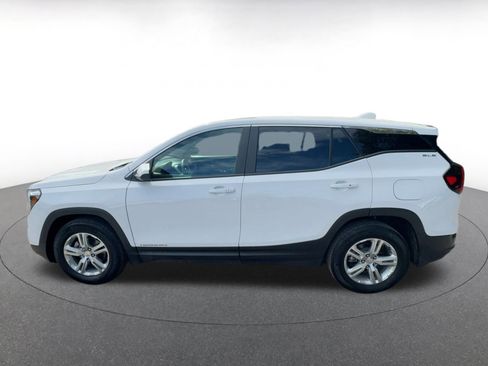 Used 2024 GMC Terrain SLE image 4
