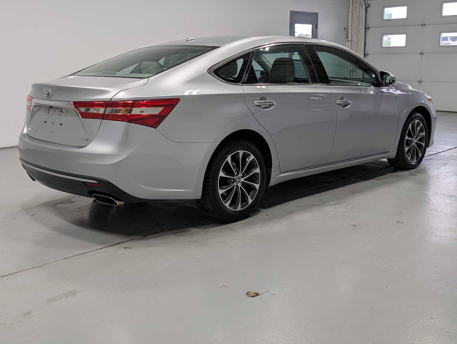 Used 2017 Toyota Avalon XLE Premium w/ All Weather Liner Package FWD image 8