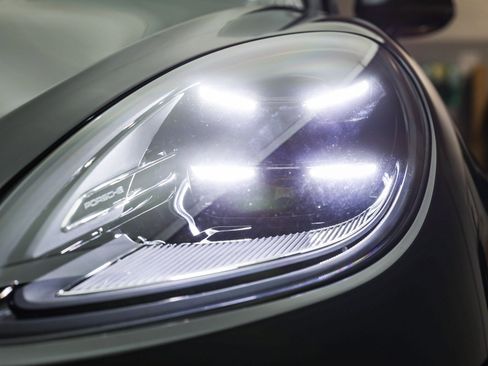 Used 2025 Porsche Macan image 11