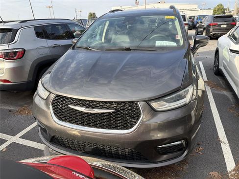 Used 2022 Chrysler Pacifica Touring-L image 2