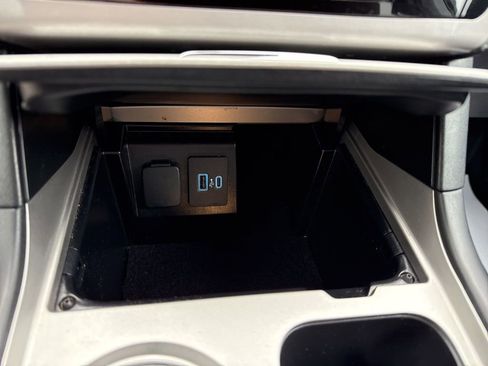 Used 2023 Ford Explorer XLT image 18