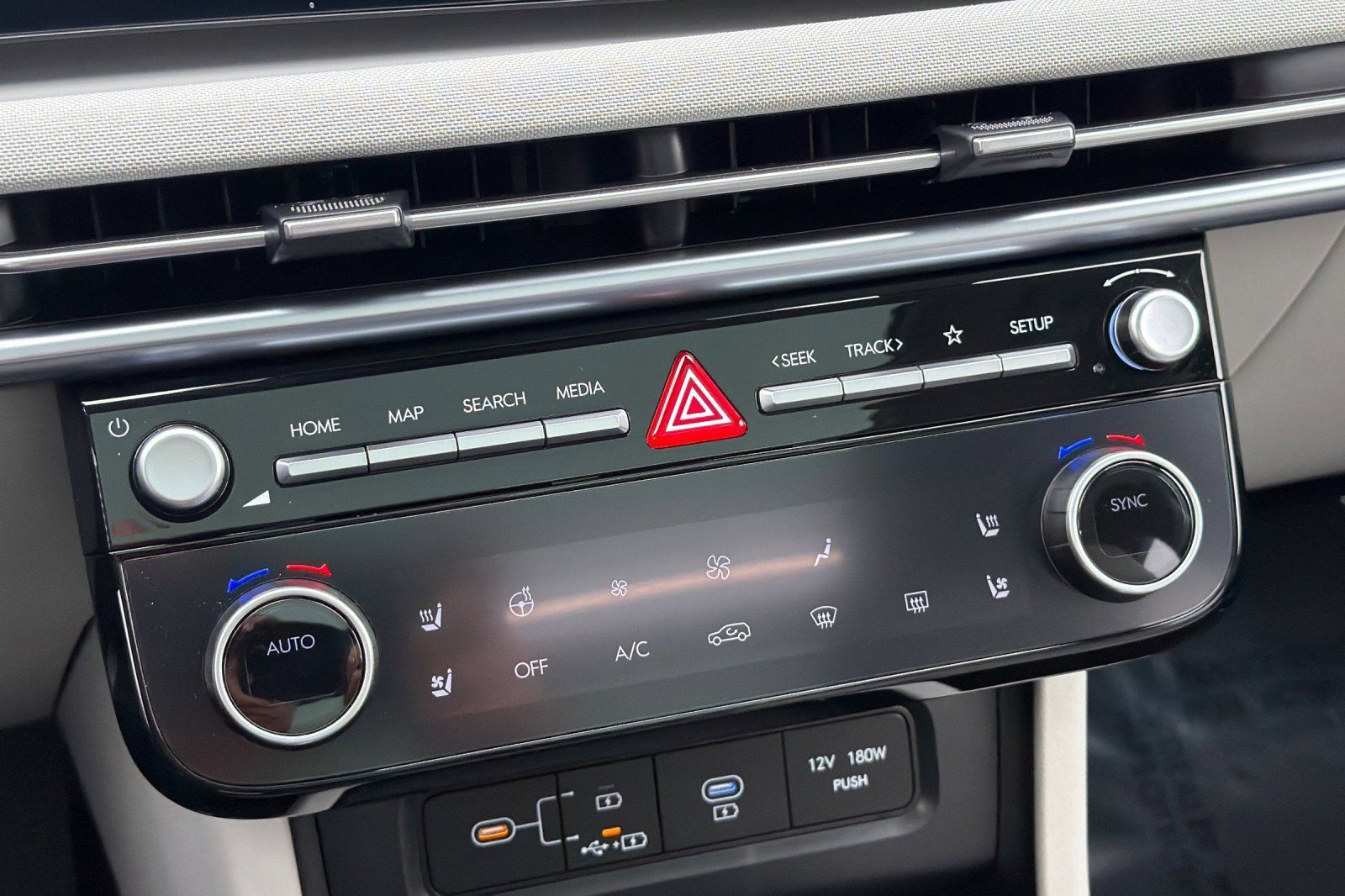 Certified 2025 Hyundai Tucson Limited AWD/4WD image 24
