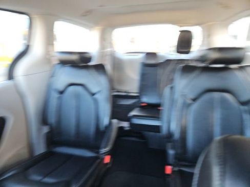 Used 2024 Chrysler Pacifica Touring-L image 22