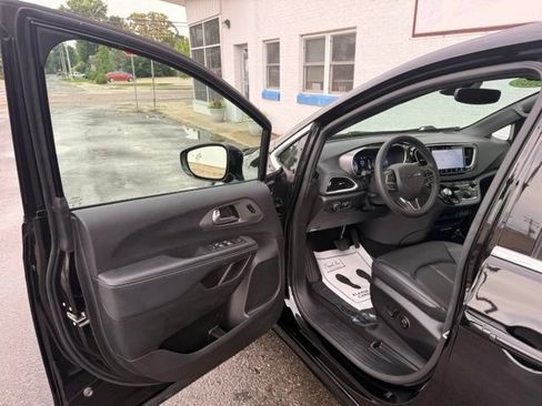 Used 2025 Chrysler Pacifica Select FWD image 7