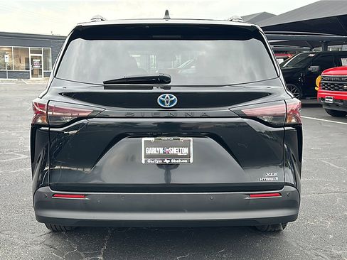 Used 2024 Toyota Sienna XLE image 7