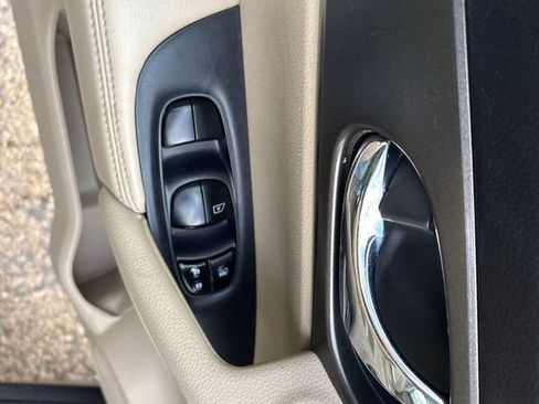 Used 2015 Nissan Rogue SV w/ SV Premium Package image 9