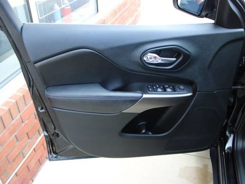Used 2019 Jeep Cherokee Latitude Plus w/ Cold Weather Group AWD/4WD image 10