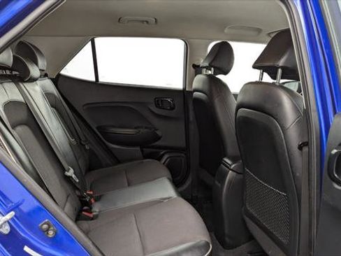 Used 2023 Hyundai Venue Limited image 18