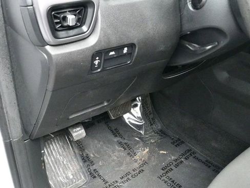 Used 2023 Kia Sorento LX image 21