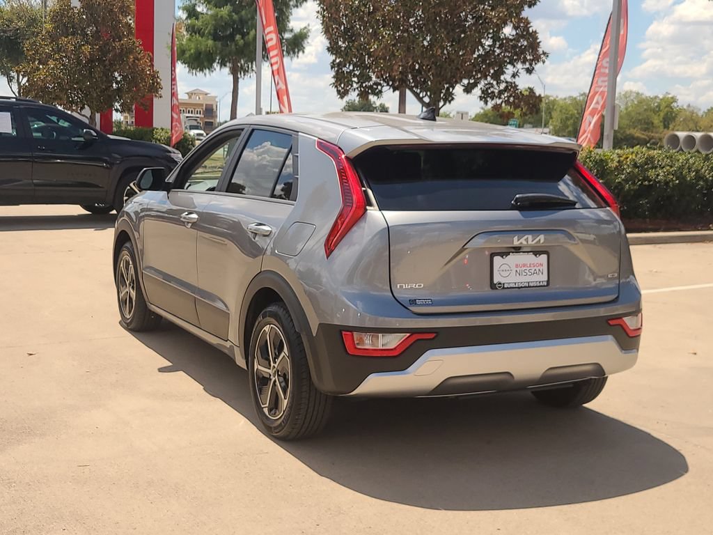 Used 2025 Kia Niro LX FWD image 2