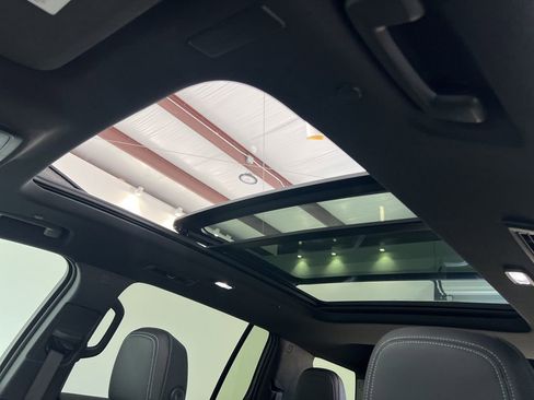 Used 2025 Chevrolet Traverse LT w/ Sun and Wheel Package image 18