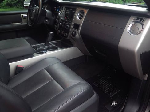 Used 2016 Ford Expedition XLT w/ Equipment Group 202A AWD/4WD image 19