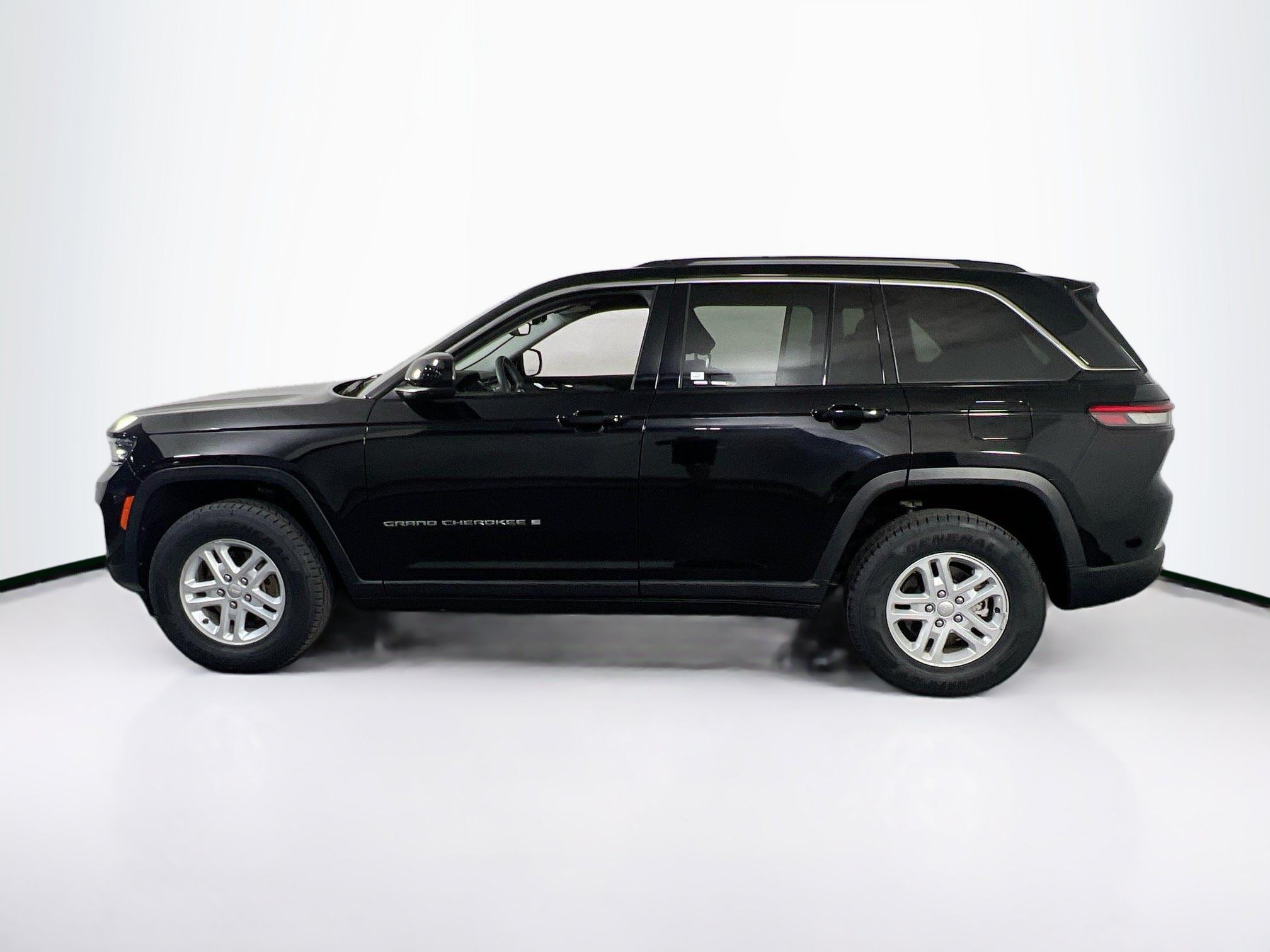 Used 2023 Jeep Grand Cherokee Laredo AWD/4WD image 8