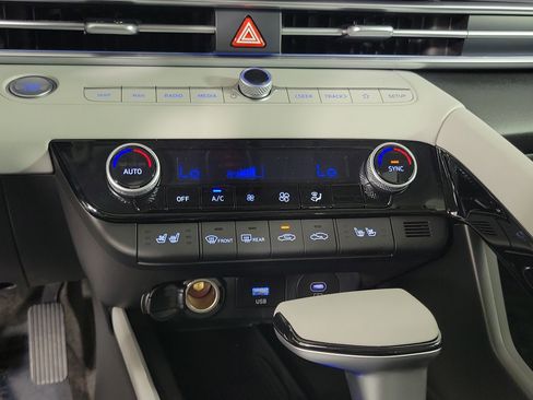 New 2025 Hyundai Elantra Limited image 16