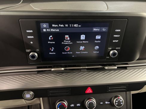 Used 2023 Kia Carnival LX image 9