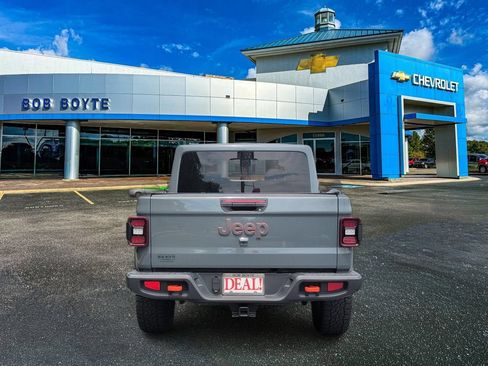Used 2025 Jeep Gladiator Mojave w/ Convenience Group AWD/4WD image 4