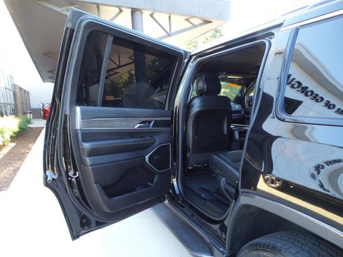 Used 2022 Jeep Wagoneer Series II image 34