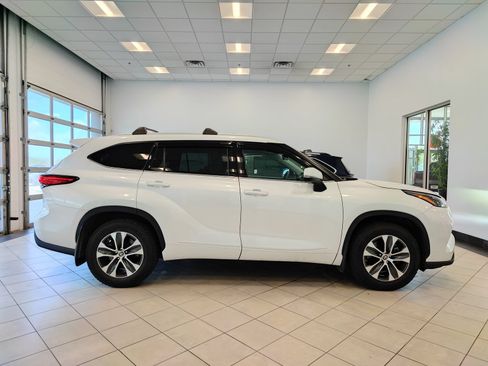 Used 2022 Toyota Highlander XLE AWD/4WD image 2