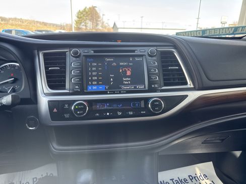 Used 2018 Toyota Highlander Limited image 11