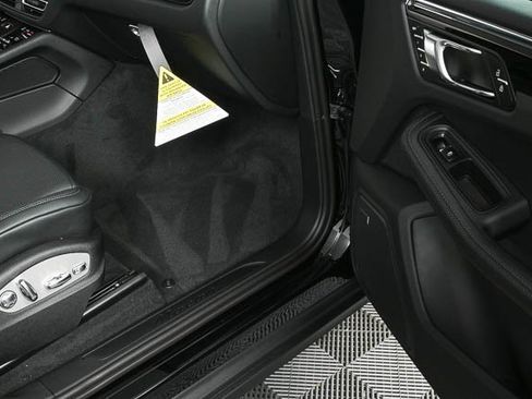 Certified 2025 Porsche Macan image 26