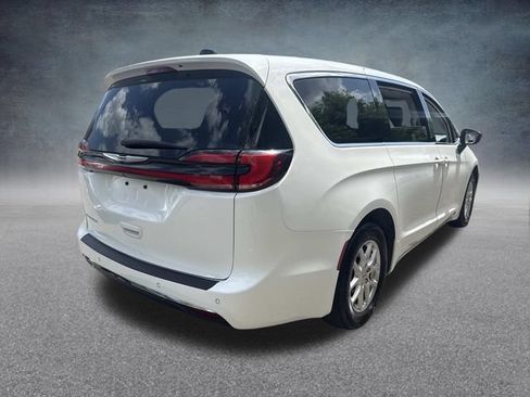 Used 2024 Chrysler Pacifica Touring-L FWD image 10