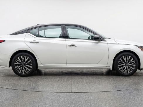 Used 2025 Nissan Altima 2.5 SV FWD image 11