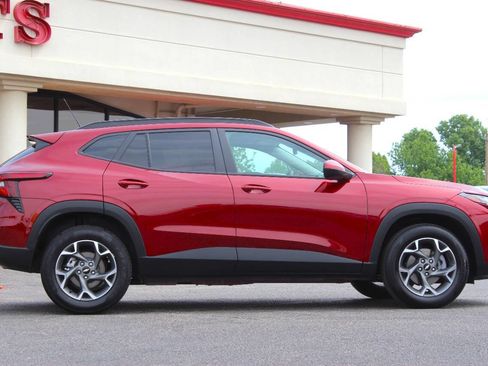 Used 2025 Chevrolet Trax LT FWD image 3