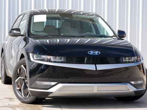 Used 2023 Hyundai Ioniq 5 SEL image 2