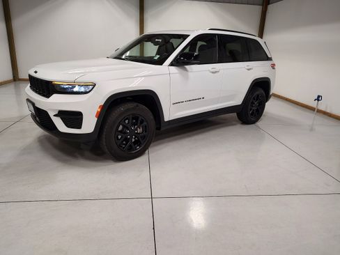 Used 2024 Jeep Grand Cherokee Altitude image 4