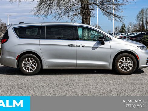 Used 2024 Chrysler Pacifica Touring-L image 11