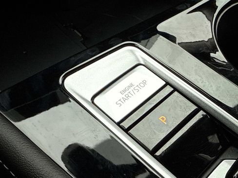 Used 2024 Volkswagen Atlas SE image 13