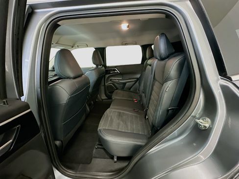 Used 2024 Mitsubishi Outlander SE image 28