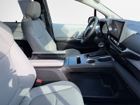 Used 2025 Toyota Sienna XLE w/ XLE Plus Package image 29