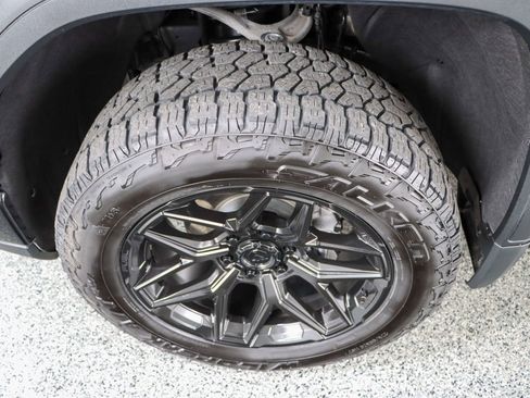 Used 2024 GMC Sierra 1500 AT4 w/ AT4 Preferred Package image 11