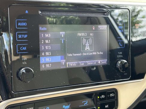 Used 2017 Toyota Corolla LE w/ Carpet Mat Package (TMS) FWD image 27