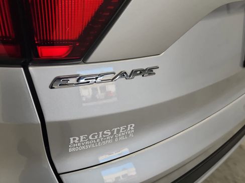 Used 2019 Ford Escape SE image 18