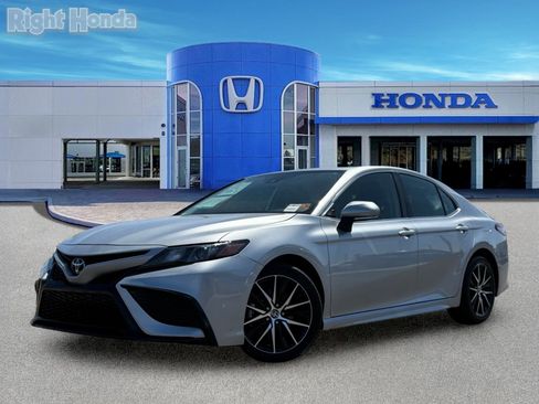 Used 2024 Toyota Camry SE FWD image 2