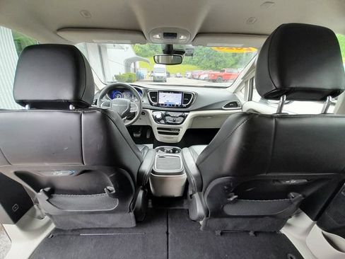Used 2023 Chrysler Pacifica Touring-L FWD image 35