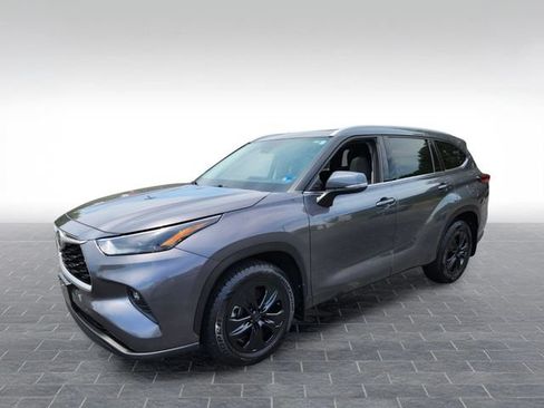Used 2022 Toyota Highlander XLE AWD/4WD image 3