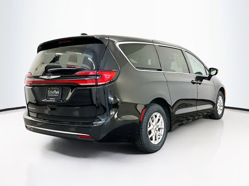 Used 2024 Chrysler Pacifica Touring-L image 9